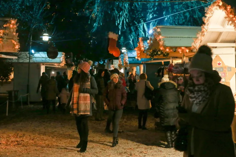 Spektakl u Hrvatskoj već je počeo: Pogledajte kako je izgledalo otvaranje Adventa u Osijeku i Zadru