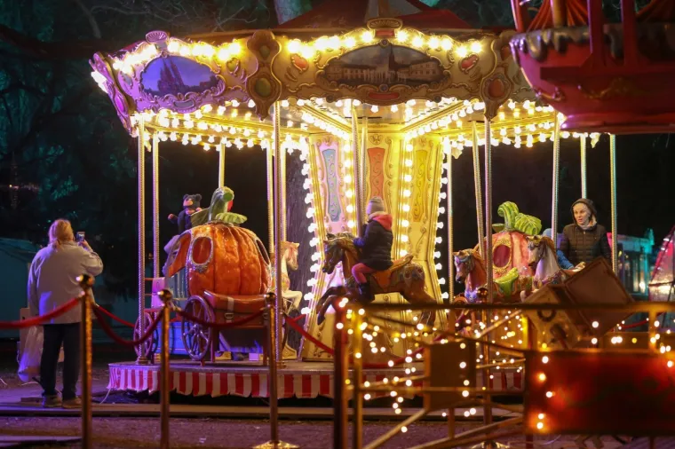 Spektakl u Hrvatskoj već je počeo: Pogledajte kako je izgledalo otvaranje Adventa u Osijeku i Zadru