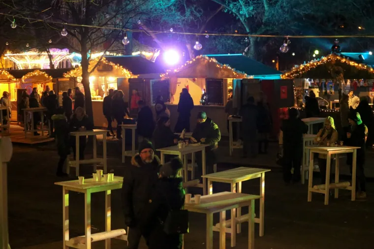 Spektakl u Hrvatskoj već je počeo: Pogledajte kako je izgledalo otvaranje Adventa u Osijeku i Zadru