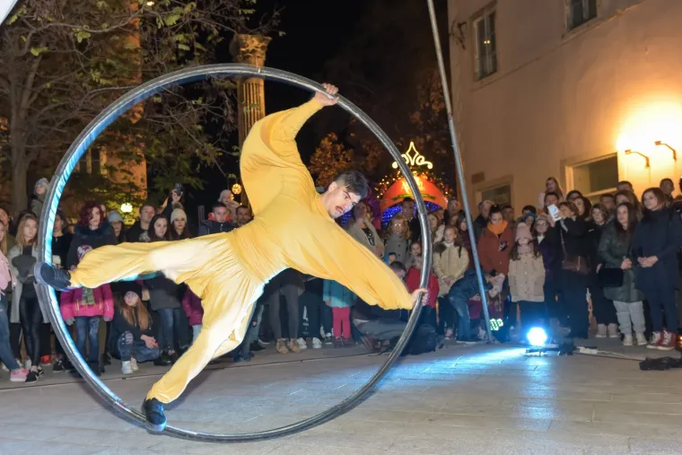 Spektakl u Hrvatskoj već je počeo: Pogledajte kako je izgledalo otvaranje Adventa u Osijeku i Zadru