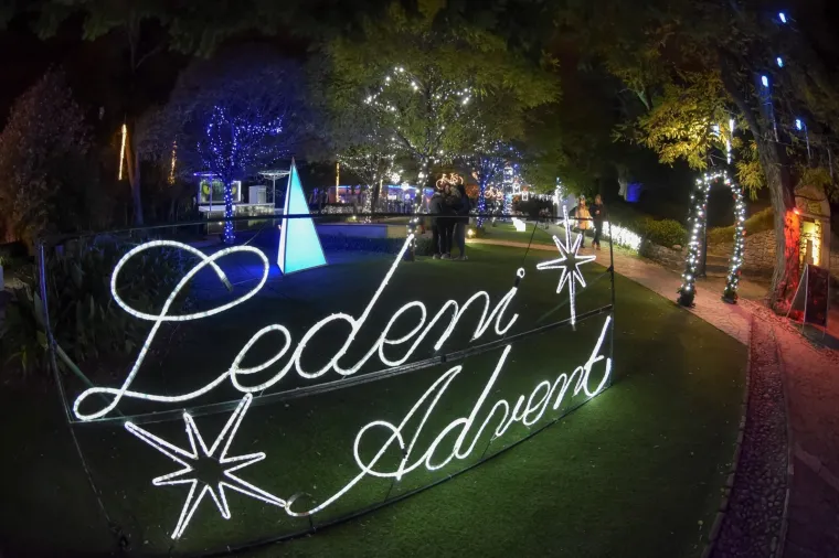 Spektakl u Hrvatskoj već je počeo: Pogledajte kako je izgledalo otvaranje Adventa u Osijeku i Zadru