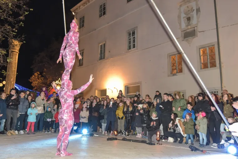 Spektakl u Hrvatskoj već je počeo: Pogledajte kako je izgledalo otvaranje Adventa u Osijeku i Zadru