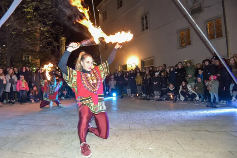 Spektakl u Hrvatskoj već je počeo: Pogledajte kako je izgledalo otvaranje Adventa u Osijeku i Zadru