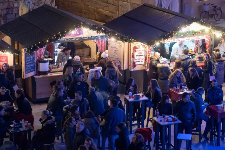 Spektakl u Hrvatskoj već je počeo: Pogledajte kako je izgledalo otvaranje Adventa u Osijeku i Zadru