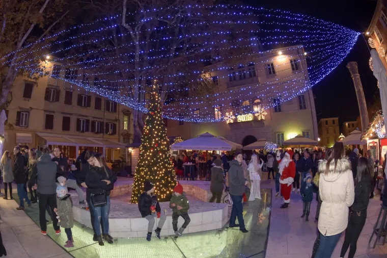 Spektakl u Hrvatskoj već je počeo: Pogledajte kako je izgledalo otvaranje Adventa u Osijeku i Zadru