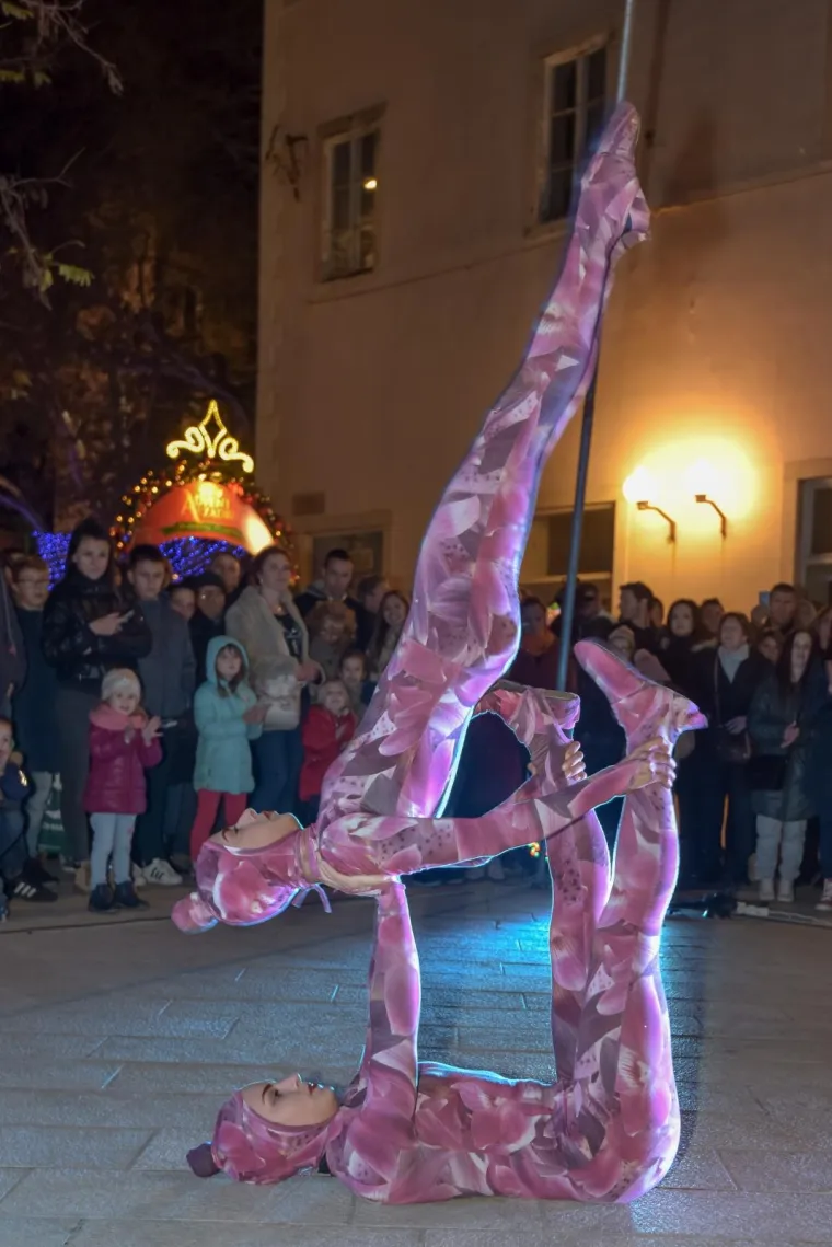 Spektakl u Hrvatskoj već je počeo: Pogledajte kako je izgledalo otvaranje Adventa u Osijeku i Zadru