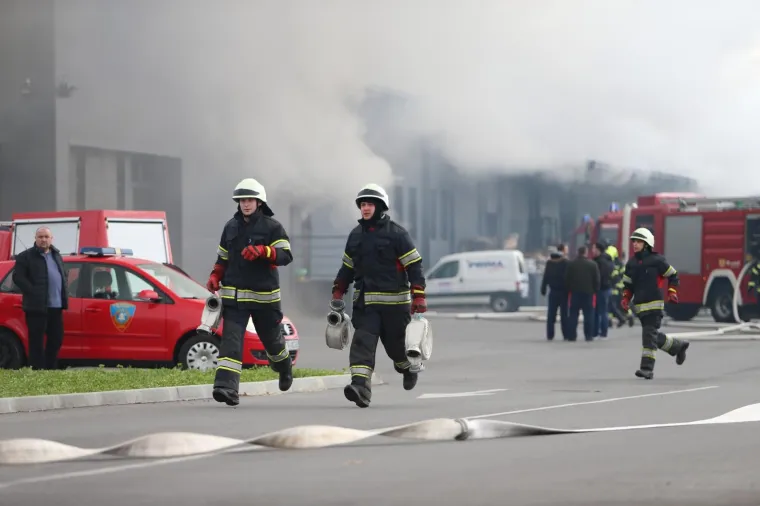 Dramatični prizori iz Zagreba: Gori prodajni centar namještaja, deseci vatrogasaca gase požar