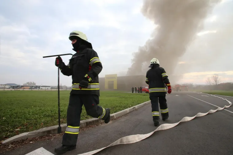 Dramatični prizori iz Zagreba: Gori prodajni centar namje&scaron;taja, deseci vatrogasaca gase požar