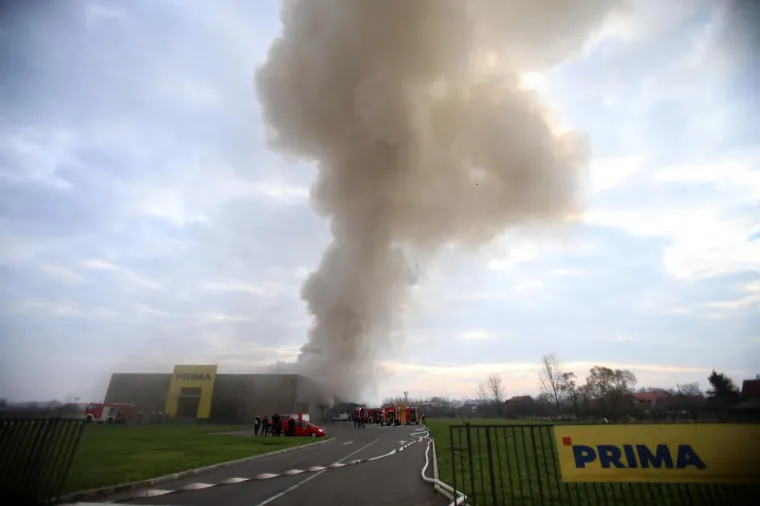 Dramatični prizori iz Zagreba: Gori prodajni centar namje&scaron;taja, deseci vatrogasaca gase požar