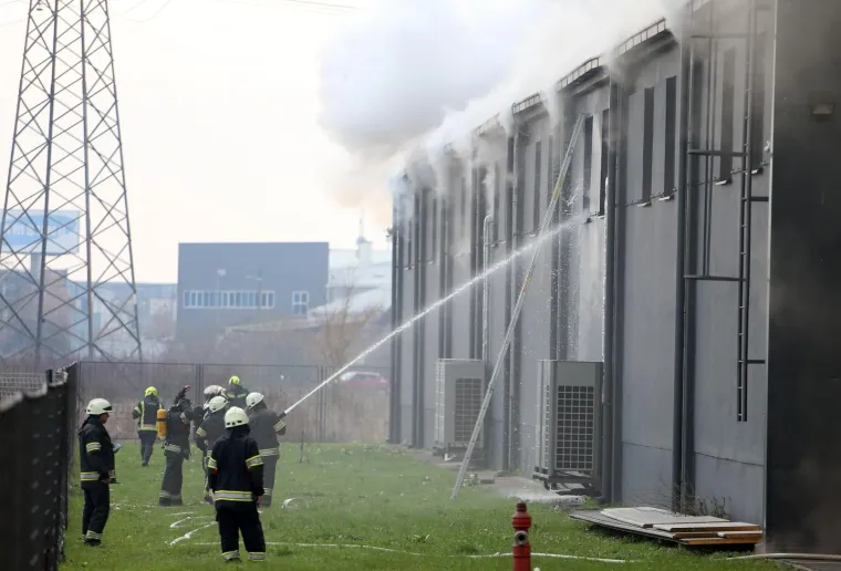 Dramatični prizori iz Zagreba: Gori prodajni centar namje&scaron;taja, deseci vatrogasaca gase požar