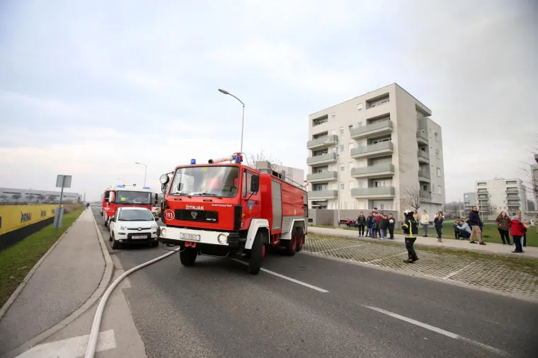 Dramatični prizori iz Zagreba: Gori prodajni centar namje&scaron;taja, deseci vatrogasaca gase požar