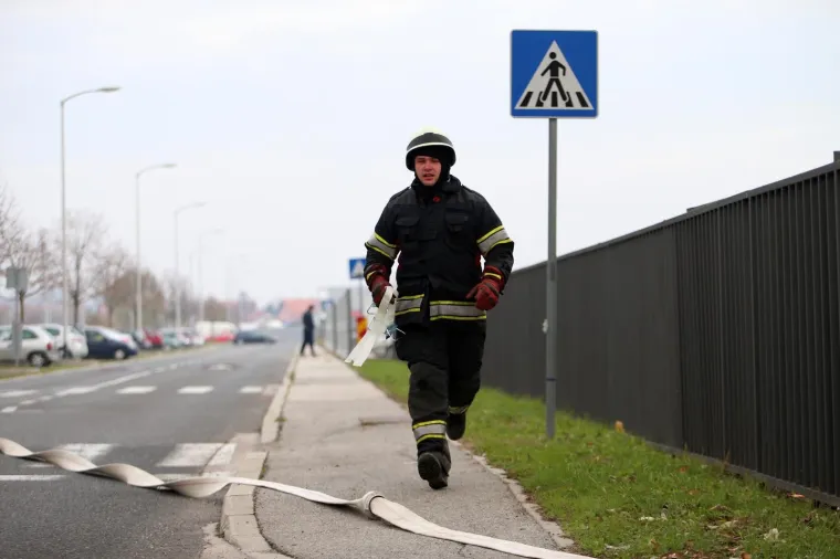 Dramatični prizori iz Zagreba: Gori prodajni centar namje&scaron;taja, deseci vatrogasaca gase požar