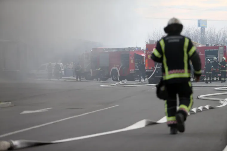 Dramatični prizori iz Zagreba: Gori prodajni centar namje&scaron;taja, deseci vatrogasaca gase požar