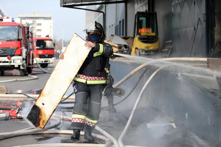 Dramatični prizori iz Zagreba: Gori prodajni centar namje&scaron;taja, deseci vatrogasaca gase požar