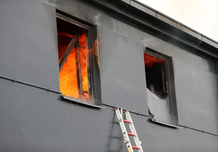 Dramatični prizori iz Zagreba: Gori prodajni centar namje&scaron;taja, deseci vatrogasaca gase požar