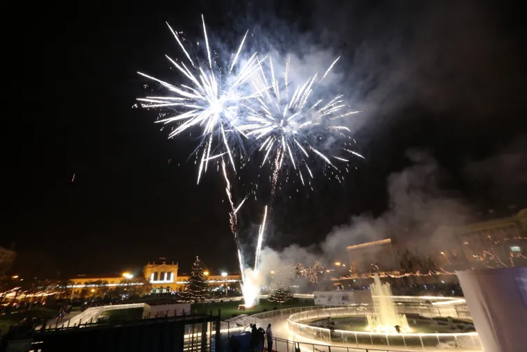 Počeo je Advent, u Zagrebu tisuće posjetitelja uživalo na otvorenju