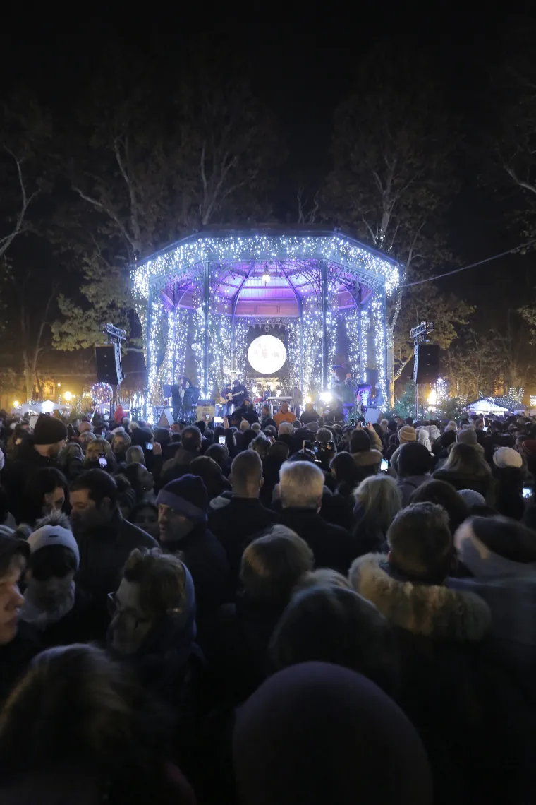 Počeo je Advent, u Zagrebu tisuće posjetitelja uživalo na otvorenju