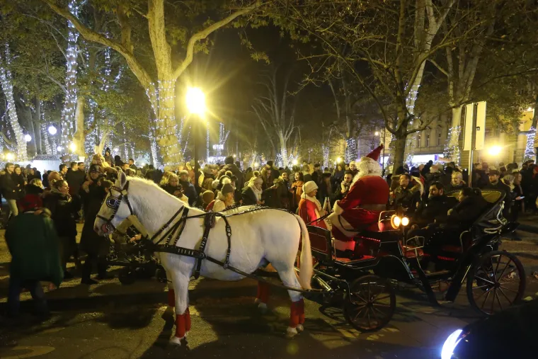 Počeo je Advent, u Zagrebu tisuće posjetitelja uživalo na otvorenju