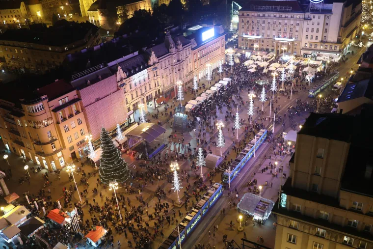 Počeo je Advent, u Zagrebu tisuće posjetitelja uživalo na otvorenju