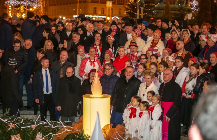 Počeo je Advent, u Zagrebu tisuće posjetitelja uživalo na otvorenju