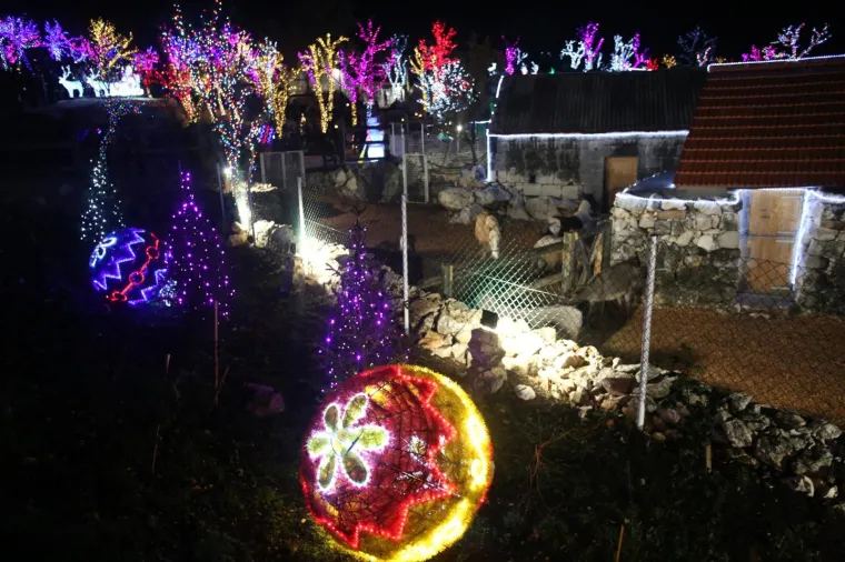 Na djedovini napravio Božićno selo: Bajka od milijuna lampica duž 24 kilometra