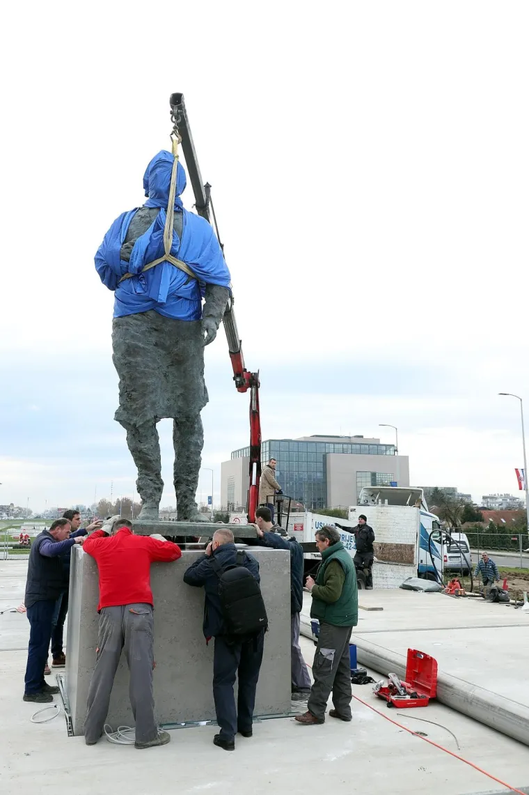 Postavljen kip Franje Tuđmana na križanju Vukovarske i Hrvatske bratske zajednice