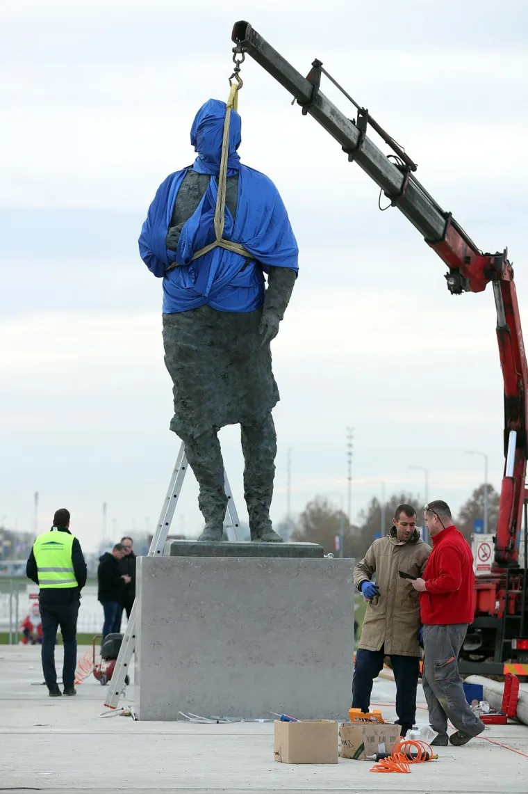 Postavljen kip Franje Tuđmana na križanju Vukovarske i Hrvatske bratske zajednice