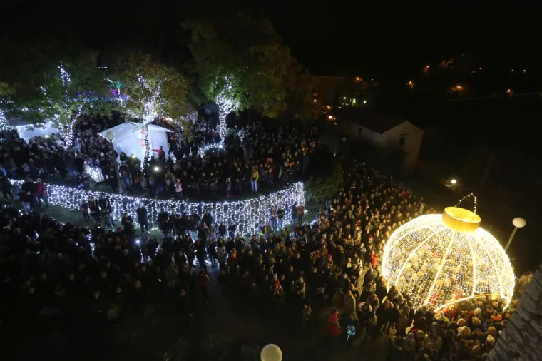 Riječani zapalili stotinu tisuća lampica: Pogledajte divne prizore početka Adventa