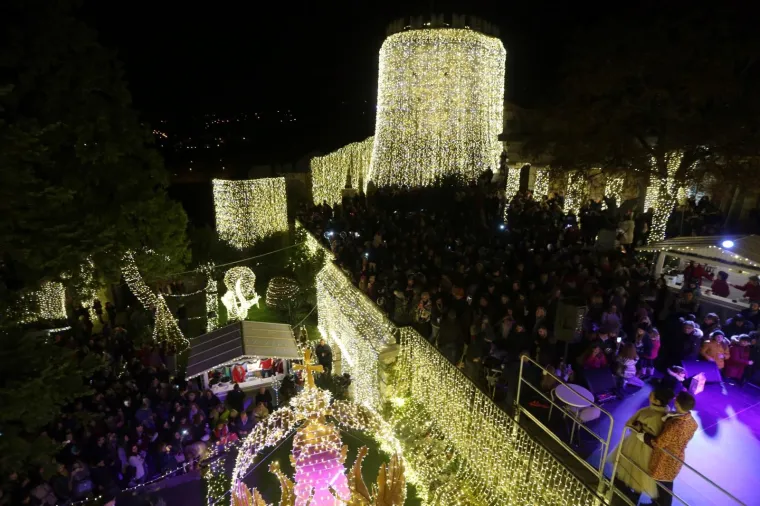 Riječani zapalili stotinu tisuća lampica: Pogledajte divne prizore početka Adventa