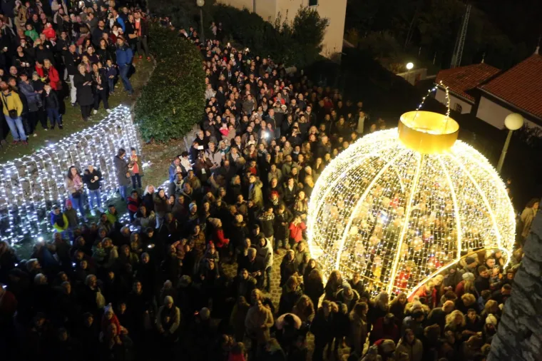 Riječani zapalili stotinu tisuća lampica: Pogledajte divne prizore početka Adventa