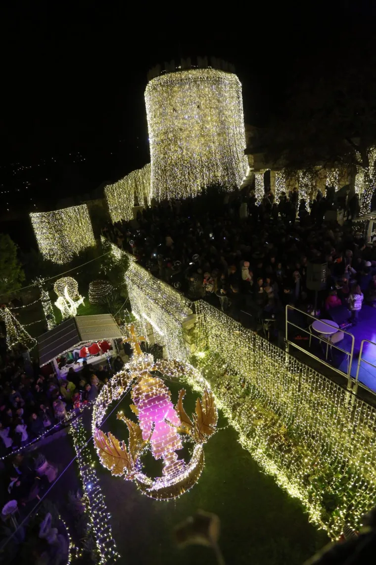 Riječani zapalili stotinu tisuća lampica: Pogledajte divne prizore početka Adventa