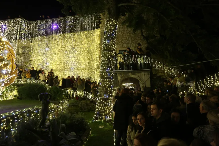 Riječani zapalili stotinu tisuća lampica: Pogledajte divne prizore početka Adventa