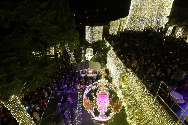 Riječani zapalili stotinu tisuća lampica: Pogledajte divne prizore početka Adventa