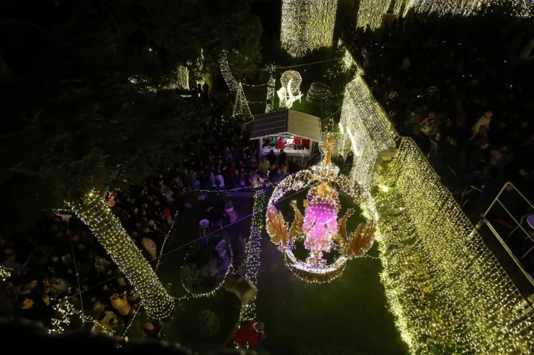 Riječani zapalili stotinu tisuća lampica: Pogledajte divne prizore početka Adventa