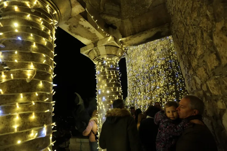 Riječani zapalili stotinu tisuća lampica: Pogledajte divne prizore početka Adventa