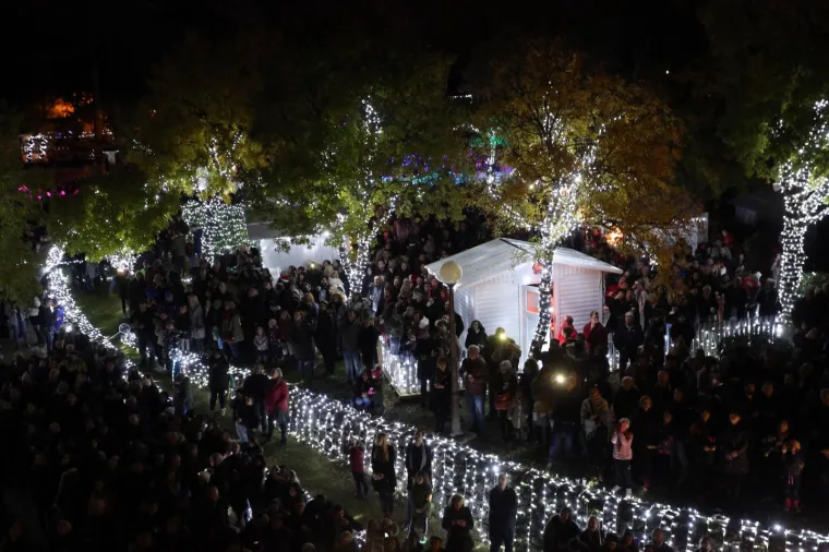 Riječani zapalili stotinu tisuća lampica: Pogledajte divne prizore početka Adventa