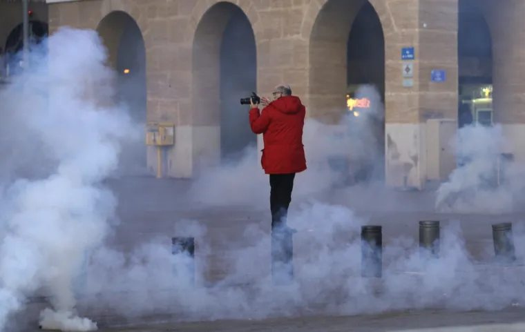 Goleme &scaron;tete u Francuskoj: Prosvjednici probili kordon policije, pale aute, demoliraju kuće...