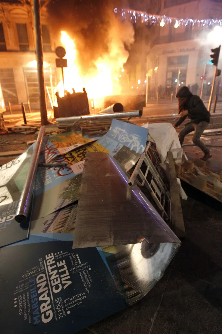 Goleme &scaron;tete u Francuskoj: Prosvjednici probili kordon policije, pale aute, demoliraju kuće...