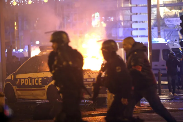 Goleme &scaron;tete u Francuskoj: Prosvjednici probili kordon policije, pale aute, demoliraju kuće...