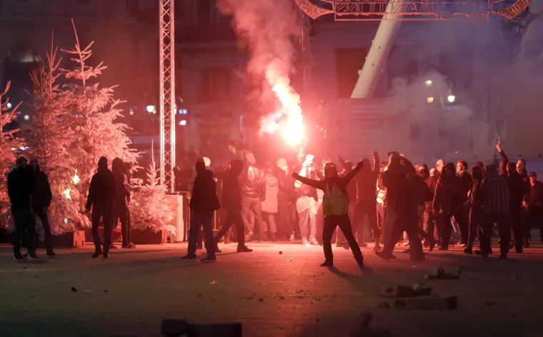 Goleme &scaron;tete u Francuskoj: Prosvjednici probili kordon policije, pale aute, demoliraju kuće...