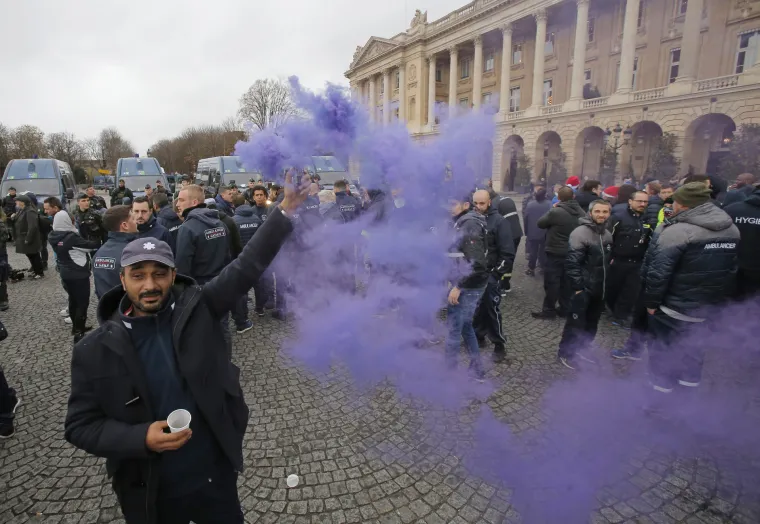 Goleme &scaron;tete u Francuskoj: Prosvjednici probili kordon policije, pale aute, demoliraju kuće...