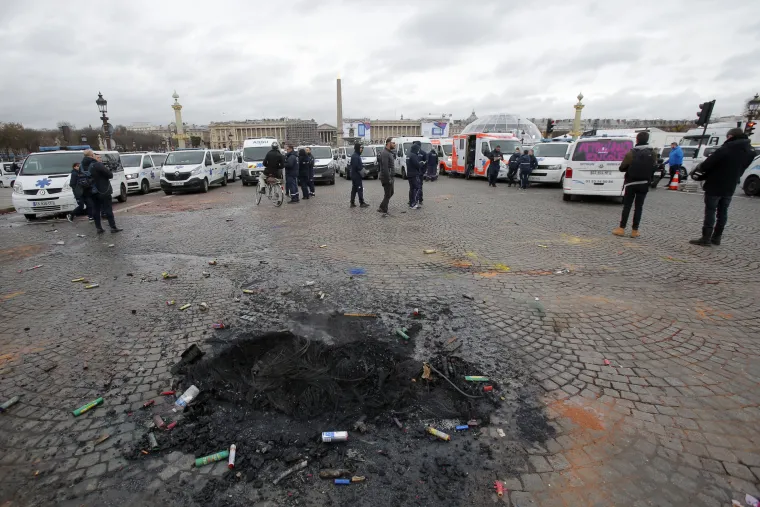 Goleme &scaron;tete u Francuskoj: Prosvjednici probili kordon policije, pale aute, demoliraju kuće...
