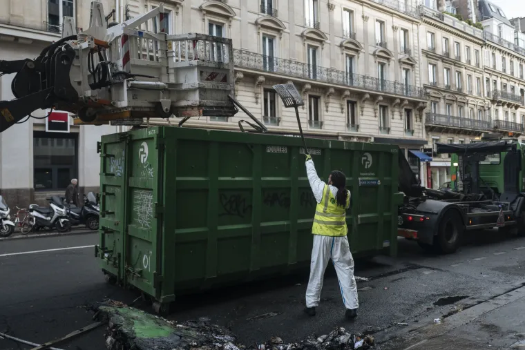 Goleme &scaron;tete u Francuskoj: Prosvjednici probili kordon policije, pale aute, demoliraju kuće...