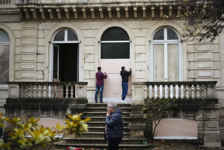 Goleme &scaron;tete u Francuskoj: Prosvjednici probili kordon policije, pale aute, demoliraju kuće...