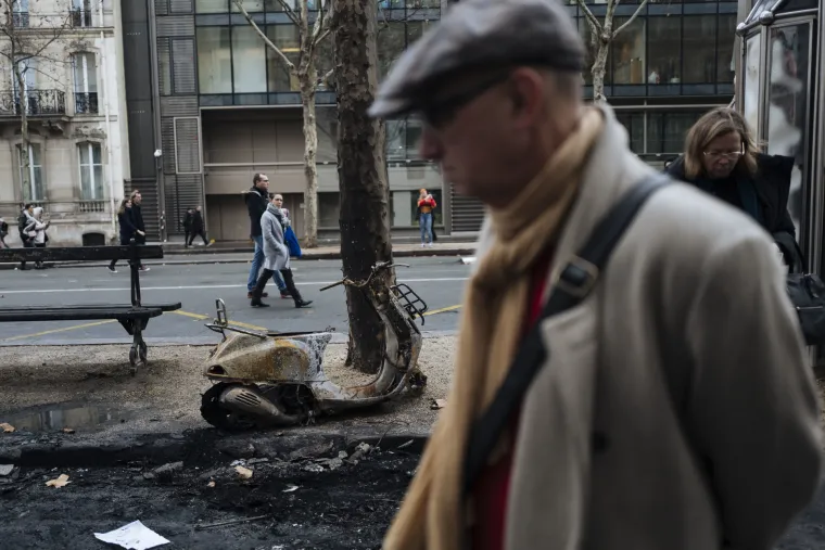 Goleme &scaron;tete u Francuskoj: Prosvjednici probili kordon policije, pale aute, demoliraju kuće...