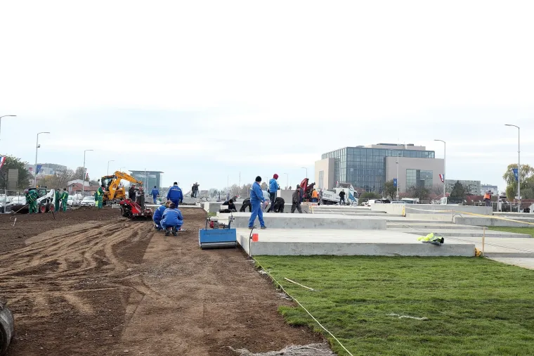 POSTAVLJEN SPOMENIK FRANJI TUĐMANU U ZAGREBU: Svečano otkrivanje tek za tjedan dana