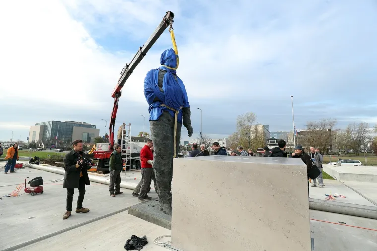 POSTAVLJEN SPOMENIK FRANJI TUĐMANU U ZAGREBU: Svečano otkrivanje tek za tjedan dana