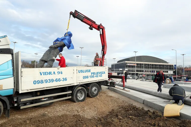 POSTAVLJEN SPOMENIK FRANJI TUĐMANU U ZAGREBU: Svečano otkrivanje tek za tjedan dana