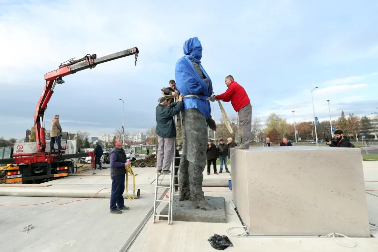 POSTAVLJEN SPOMENIK FRANJI TUĐMANU U ZAGREBU: Svečano otkrivanje tek za tjedan dana