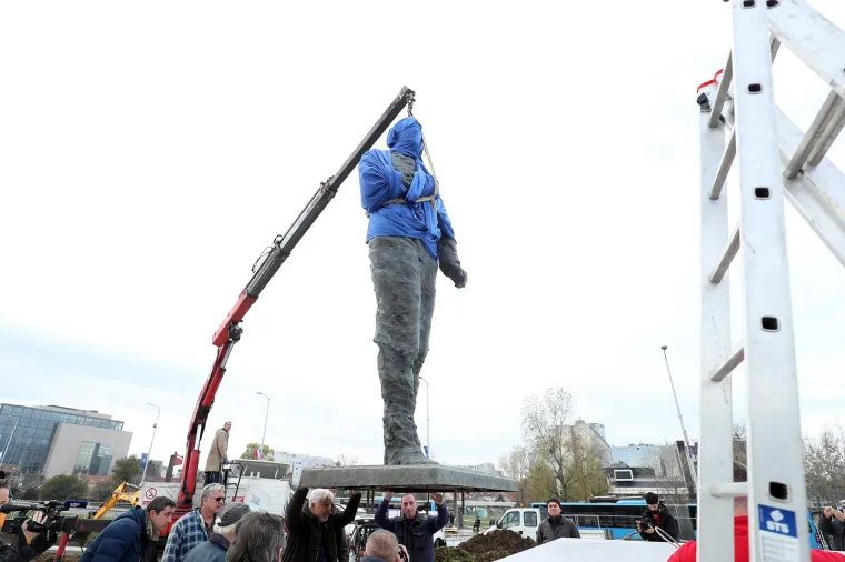 POSTAVLJEN SPOMENIK FRANJI TUĐMANU U ZAGREBU: Svečano otkrivanje tek za tjedan dana